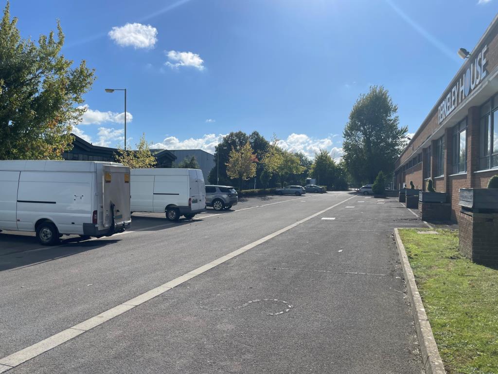 Lot: 49 - SPECULATIVE FREEHOLD LAND ON INDUSTRIAL ESTATE - Land at Hunts rise with Berkeley House to the right